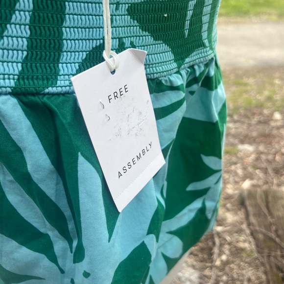 FREE ASSEMBLY NWT WOMENS LARGE SUMMER SMOCKED CAMI TOP - Picture 6 of 9